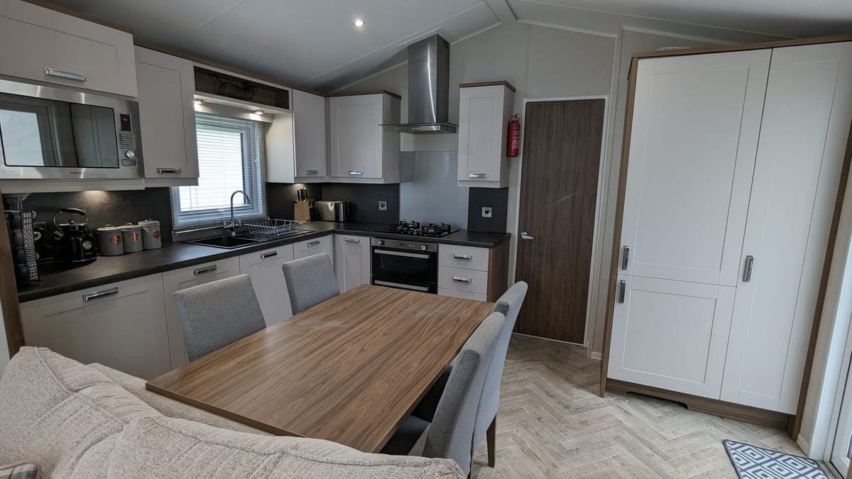 Kitchen & Dining