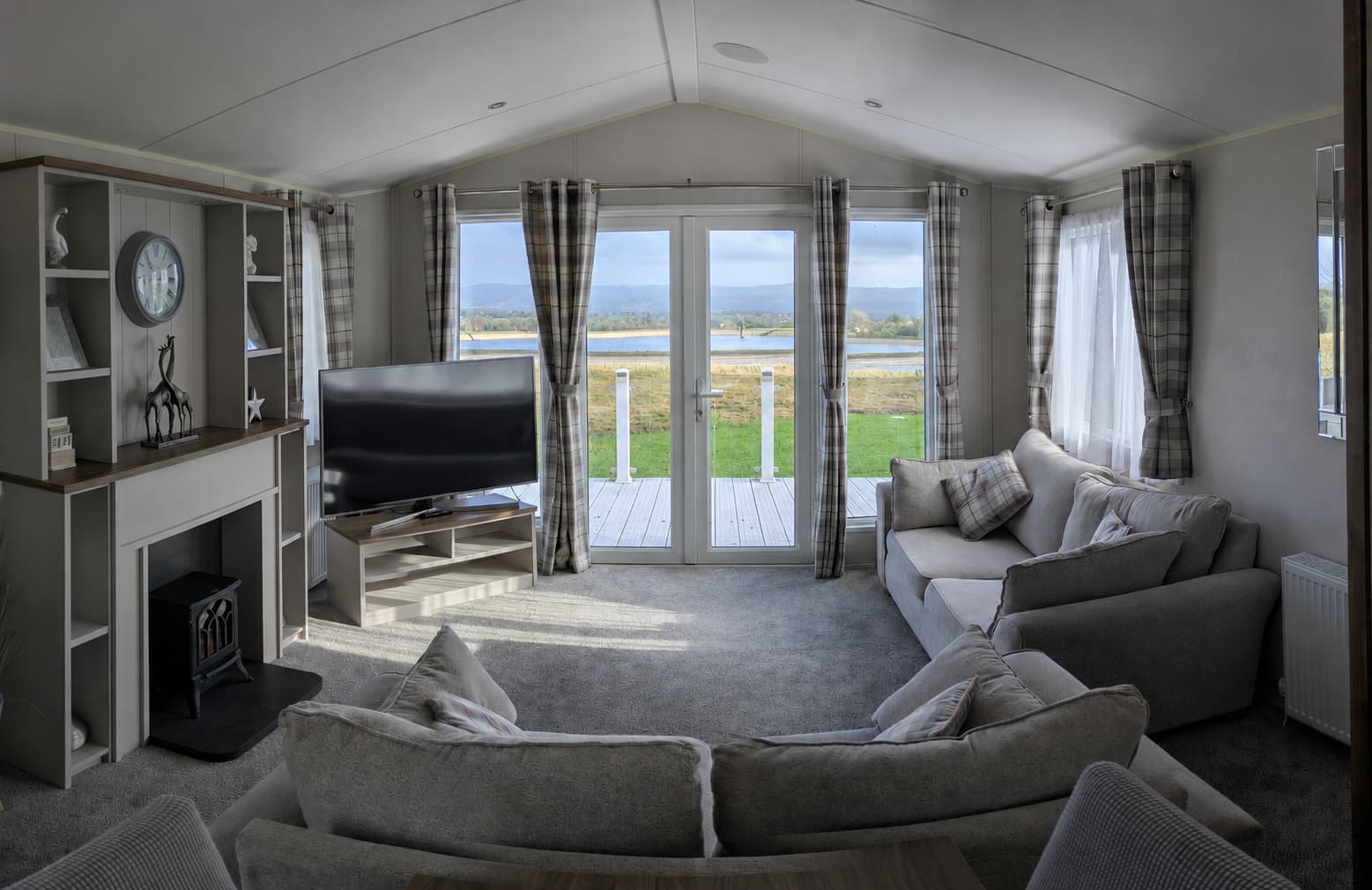 Lounge & reservoir view